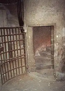 Darüber 2. Turm-Wendeltreppe
