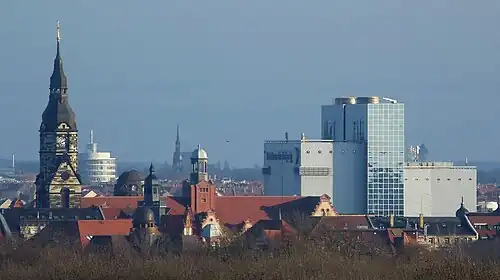 Blick vom Turm auf dem Rosentalhügel auf die Kirche und das Kraftwerk