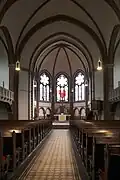 Blick vom Eingang in den Saal zum Altar