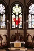 Blick auf Altar und Chorfenster
