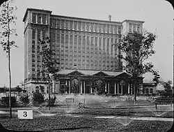 Außenansicht der Michigan Central Station aus einem für Unterrichtsverwendung produzierten 35-mm-Film mit dem Titel „Detroit“ aus der Reihe „Important Cities of the U.S.“ der Chicagoer Firma Society for Visual Education Inc.