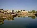 Blick über Midin, im Vordergrund der Teich „Raumo“ und die Brücke „Kopri“