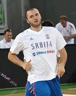 Mačvan 2011 mit Aufwärmshirt der serbischen Auswahl