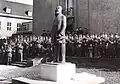 Fr.-Engels-Denkmal, anlässl. 20 Jahre DDR, Innenhof vor Eingang E, enthüllt 10. Okt. 1969.