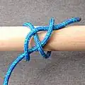 Sack-/Müller­knoten[5] (Ashley #1241)[6]. Der Sack­knoten, aus früherer Zeit als der Beutel­knoten, ist ein ziemlich guter Binde­knoten. Jeder dieser Müller­knoten kann anstatt mit einem Tampen mit einer Bucht oder Schlaufe ab­geschlossen werden. Das macht aus ihnen einen wieder schnell lösbaren Knoten und bewahrt die Säcke vor Schäden, die beim Auf­schneiden der Schnur entstehen können.