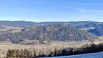 Blick übers Friesacher Feld zum Minachberg; dahinter der höchste Rücken des Guttaringer Berglands