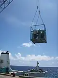 Personen und Waren müssen per Kran auf die Insel verbracht werden