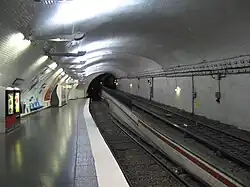 Mirabeau: Nur ein Seitenbahnsteig, Züge in westlicher Richtung passieren die Station ohne Halt auf einer Rampe