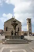 Die Kirche Mitropoli mit Brunnen