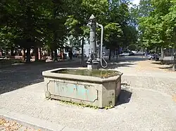 Notwaserbrunnen auf dem Platz