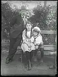 Mittelmann mit den Kindern Nadja und Siegfried, um 1922