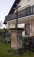 Gusseisenkreuz auf hohem Sandsteinsockel