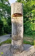 Holzskulptur nahe dem Mittelpunkt