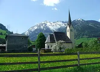 Felberkirche und -turm; im Hintergrund: Pihapper (2513 m)