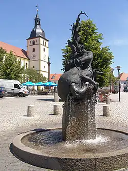 Sagenbrunnen und Stadtpfarrkirche