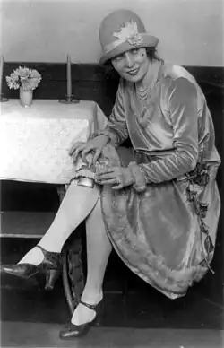 Eine Frau trägt während der Prohibition einen Flachmann unter ihrem Strumpfband, USA, 1926
