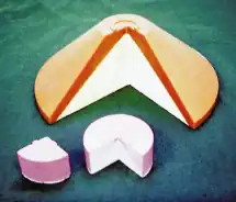 Schnittmodelle zweier Plane-Wave-Generators mit 30 cm (kegelförmig, oben) und 10 cm (zylindrisch, unten) Durchmesser, Los Alamos National Laboratory