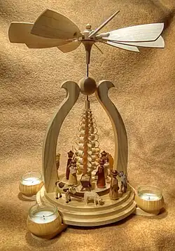 Einstöckige Weihnachtspyramide aus dem Erzgebirge