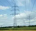Die Bahnstrom­leitung von Flörsheim nach Stuttgart-Zazenhausen (links) ist für einen zukünftigen Betrieb mit 220 kV ausgelegt