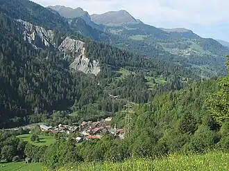 Molinis von Nordosten. Links die Rungser Rüfi, rechts im Hintergrund das Dorf Tschiertschen
