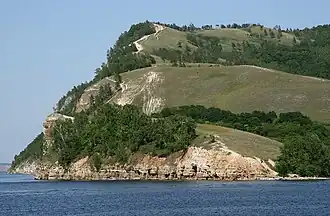 Blick von der Wolga auf das Schiguli-Gebirge (im Bild: Gipfel Molodezki kurgan, russisch Молодецкий курган)