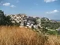 Der Standort der Burg im Verhältnis zum Dorf Monasterace