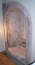 Ehemaliges Fenster, das sich jetzt in die Innenwand des Pfarrhauses befindet.