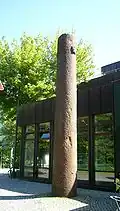 Die Münchner Heunensäule vor dem Haupteingang der Archäologischen Staatssammlung 2006