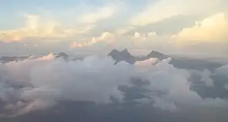 Luftbild des Gipfels über den Wolken