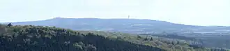 Blick von Quirnbach südsüdwestwärts zur Montabaurer Höhe mit den Erhebungen Köppel (Aussichtsturm Köppel; links) und Alarmstange (Fernmeldetürme; rechts)