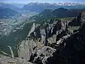 Montalin: Sicht nach Norden ins Rheintal, markant im Hintergrund links der Mitte der Falknis, höchster Punkt am Horizont Schesaplana