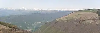 Blick vom Monte Gremalto Orientale auf die Bergamasker Alpen, den Lago di Endine und (ganz rechts) den Monte Torrezzo