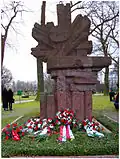 Denkmal mit Kränzen