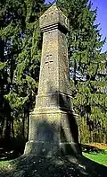 An Stelle des verschwundenen Donjon 1896 errichtete Gedenksäule