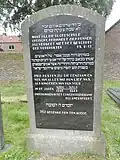 Erinnerungstafel am Friedhof