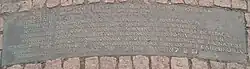 Monument, 1.&nbsp;Schrifttafel im Boden