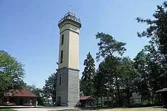 2000/01 wiedererrichteter Aussichtsturm auf dem Monumentberg