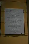 Marmortafel zum Gedenken an die wichtigsten Errungenschaften von Maria Dalle Donne angebracht 1995 auf Initiative des örtlichen Lions Club an der Außenwand der Kirche von Roncastaldo