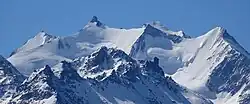 Blick von der Moosalp auf die Mischabel; Berggipfel von links nach rechts: Lenzspitze (im Hintergrund), Nadelhorn, Stecknadelhorn, Dom (im Hintergrund), Hohberghorn