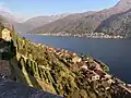 Blick von der Chiesa Santa Maria del Sasso auf die Dächer Morcotes