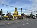 Highway 12 vor dem Tempel Wat Sopharam im Landkreis Si Samrong, Provinz Sukhothai. Sie heißt hier Straße Charot Withi Thong.
