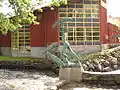 Laxens Hus und Skulptur am Mörrumsån in Mörrum
