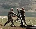Granatwerfer beim Ladevorgang
