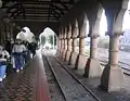 Bahnsteig im Gebäudeinneren