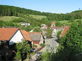 Nüstenbach mit seiner Dorfkirche Nüstenbach