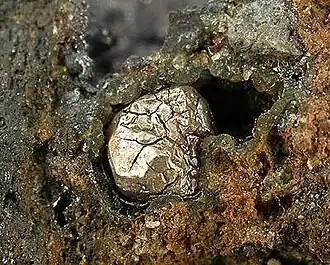 Moschellandsbergit aus der Grube Carolina am Moschellandsberg (Gesamtgröße der Probe: 6,0 × 4,8 × 4,0 cm)