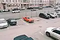 Eingezäunter Autoparkplatz in Moskau
