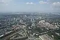 Blick nach Westen. In der Bildmitte ist das Gleis der Bahnstrecke Sankt Petersburg–Moskau zu sehen.
