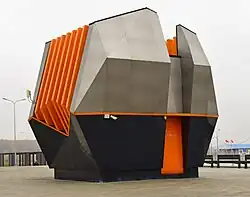 Postmodern gestaltetes freistehendes Lüftungsbauwerk (Olchowaja, Moskau)