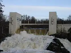 Foto eines Wasserkraftwerks, bei dem Wasser herunterstürzt